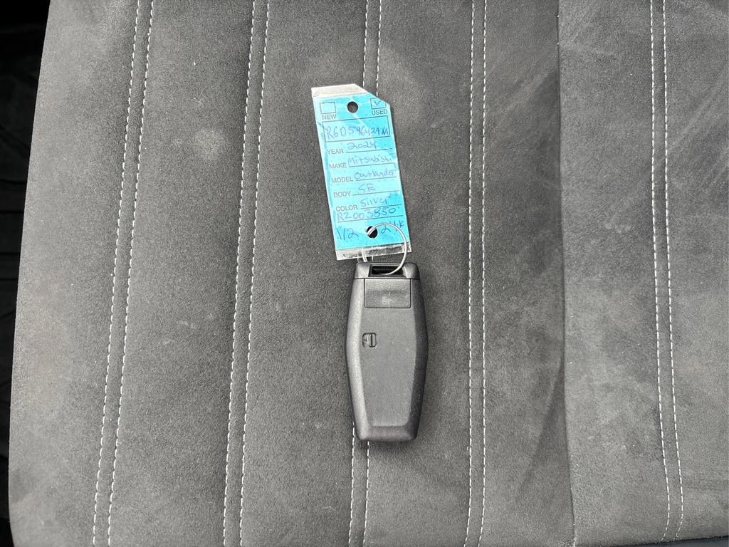 Used 2024 Mitsubishi Outlander SE image 38