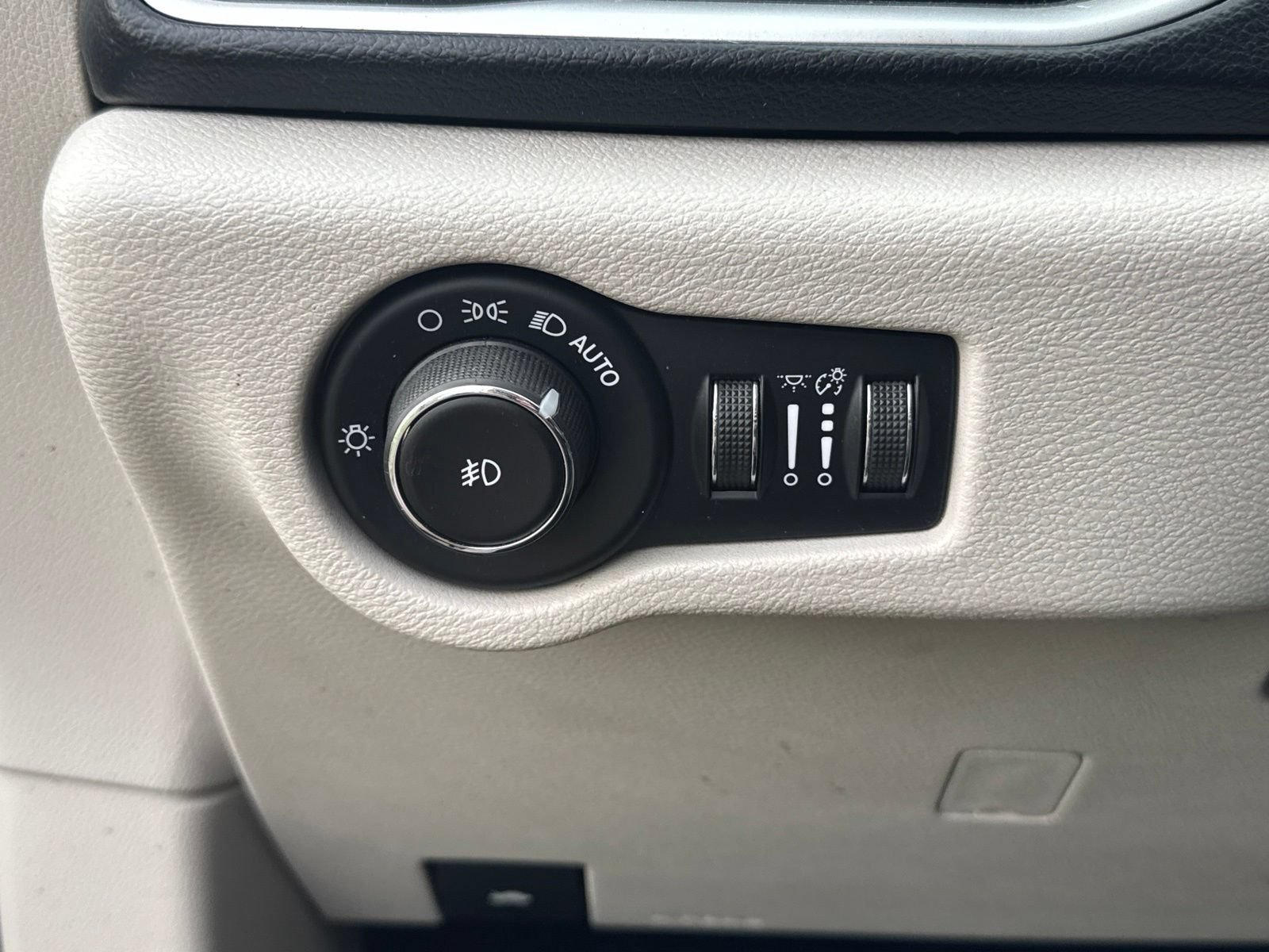 Used 2018 Chrysler Pacifica Touring-L FWD image 15