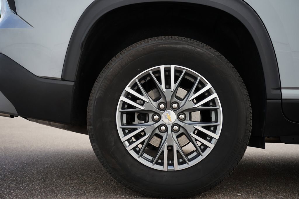 Used 2025 Chevrolet Traverse LT image 32