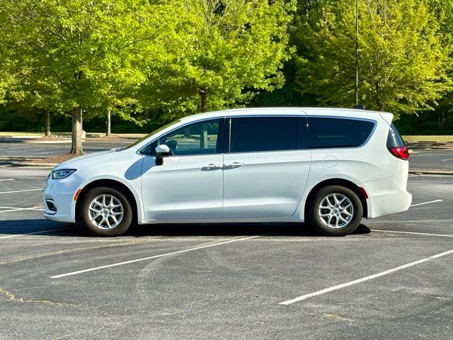 Used 2023 Chrysler Pacifica Touring-L FWD image 3