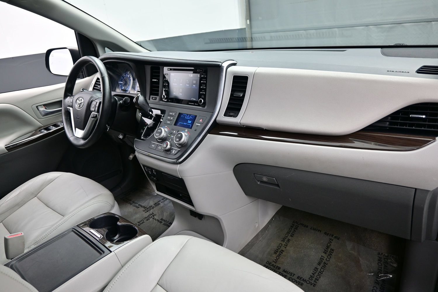Used 2018 Toyota Sienna XLE Premium w/ Carpet Mat Package FWD image 18