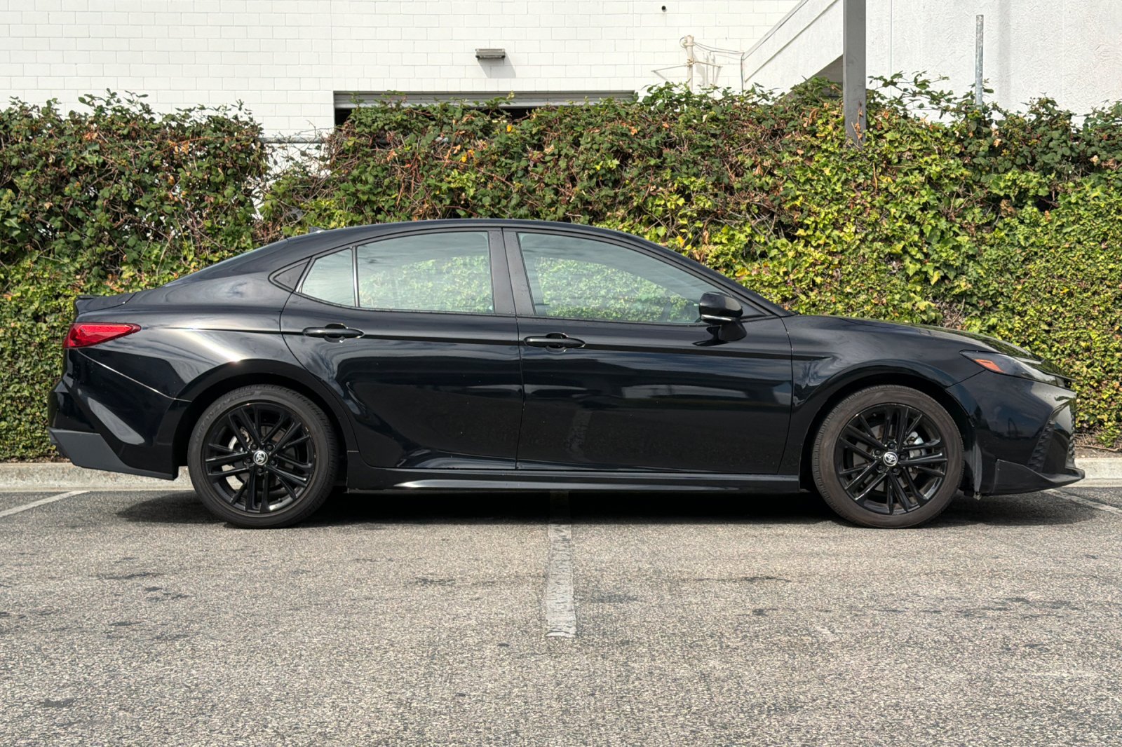 Used 2025 Toyota Camry SE FWD image 3