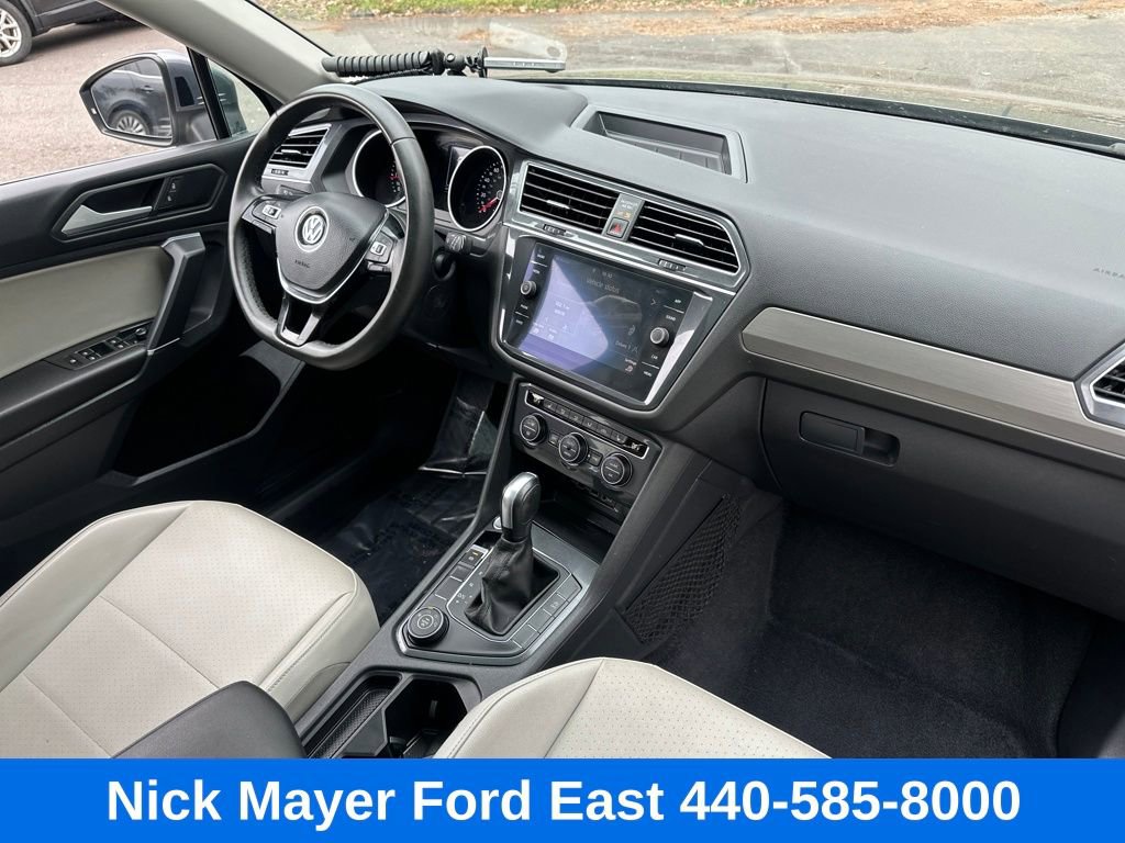 Used 2020 Volkswagen Tiguan SE w/ Panoramic Sunroof Package image 12