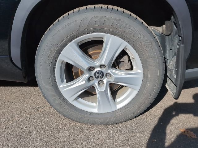 Used 2022 Toyota Highlander LE AWD/4WD image 11