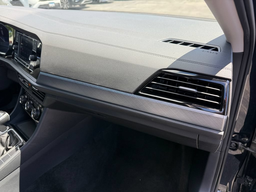 Used 2024 Volkswagen Jetta SE FWD image 16