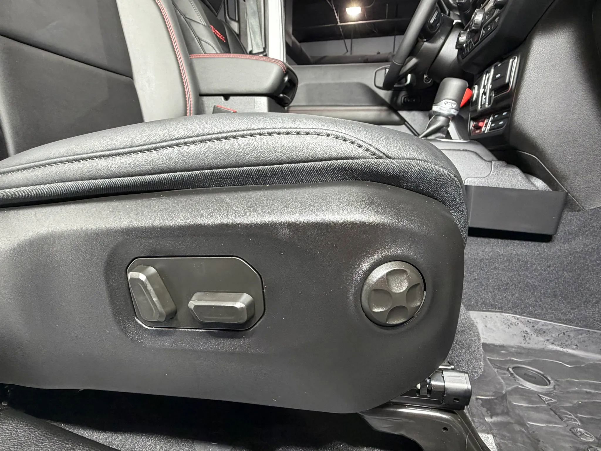 Used 2025 Jeep Gladiator Rubicon w/ Safety Group AWD/4WD image 21