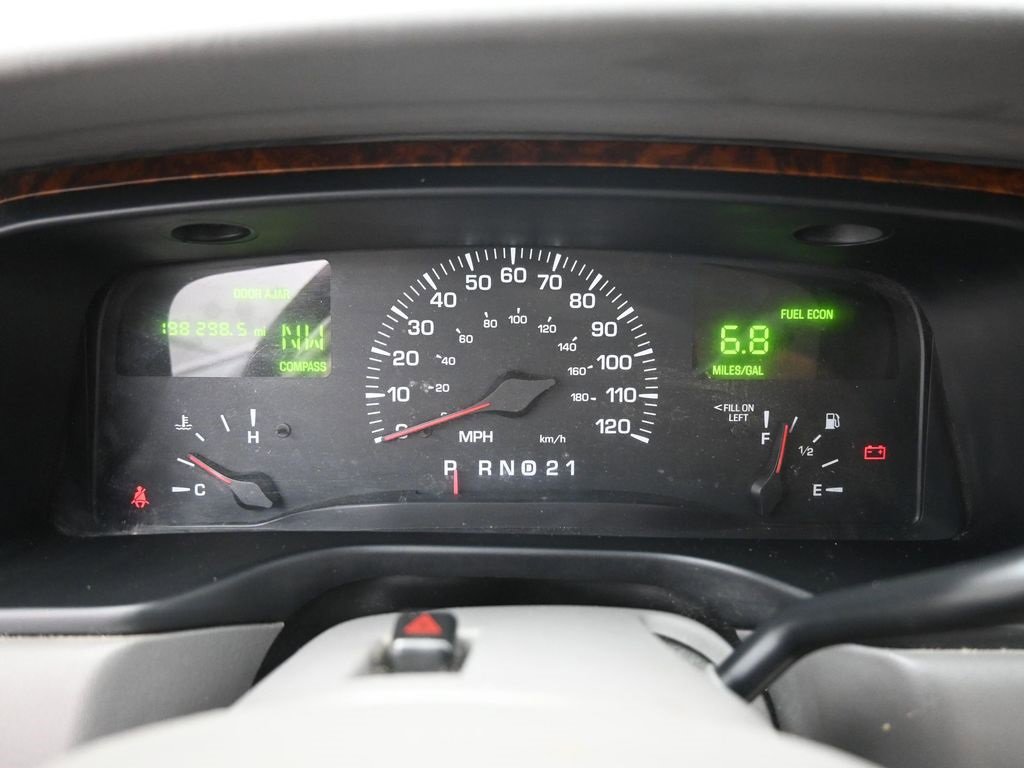 Used 2002 Lincoln Town Car Signature image 14