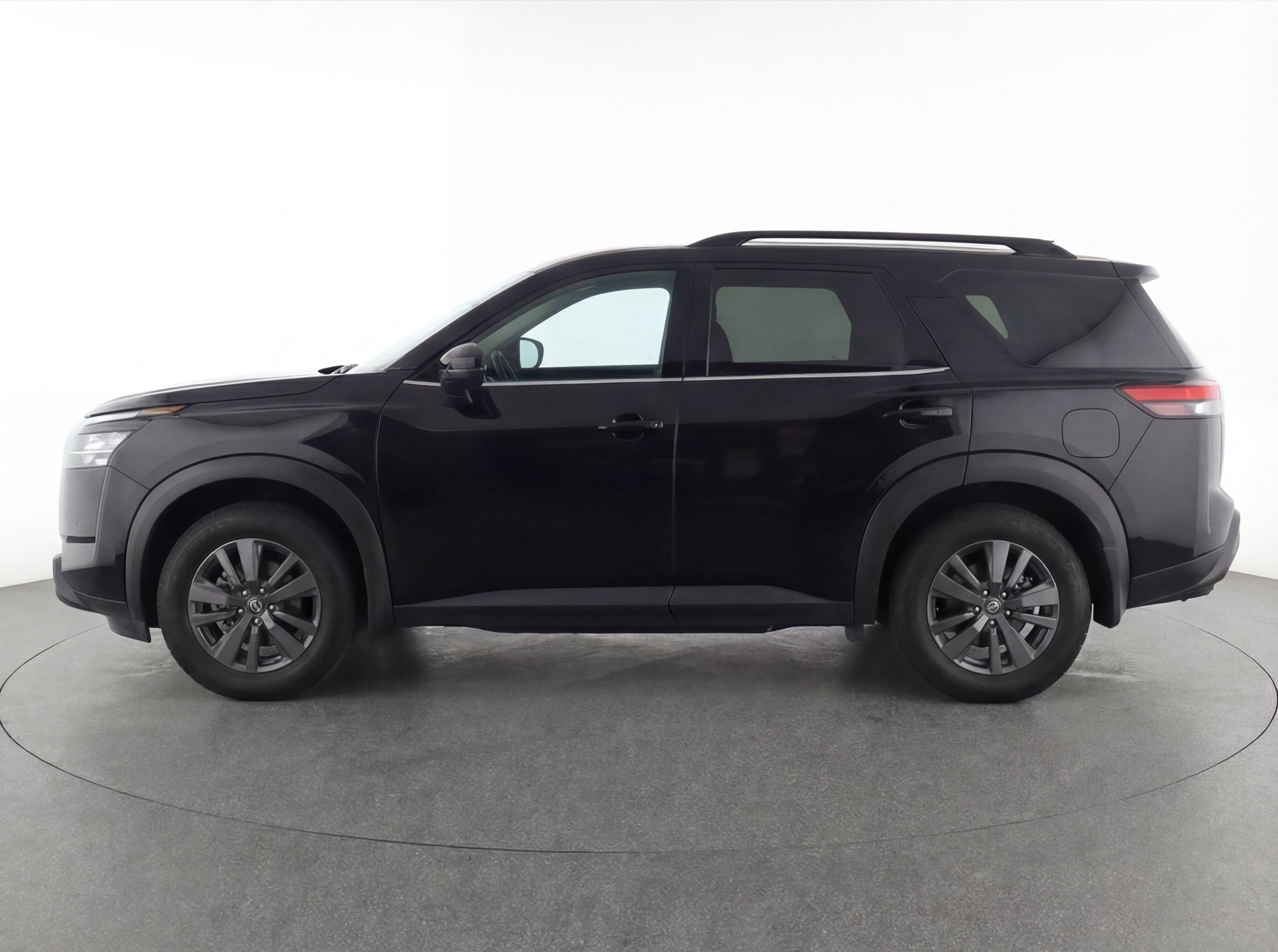 Used 2024 Nissan Pathfinder SV image 6