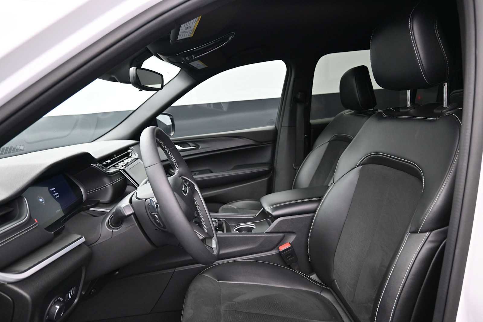 Used 2024 Jeep Grand Cherokee L Laredo RWD image 10