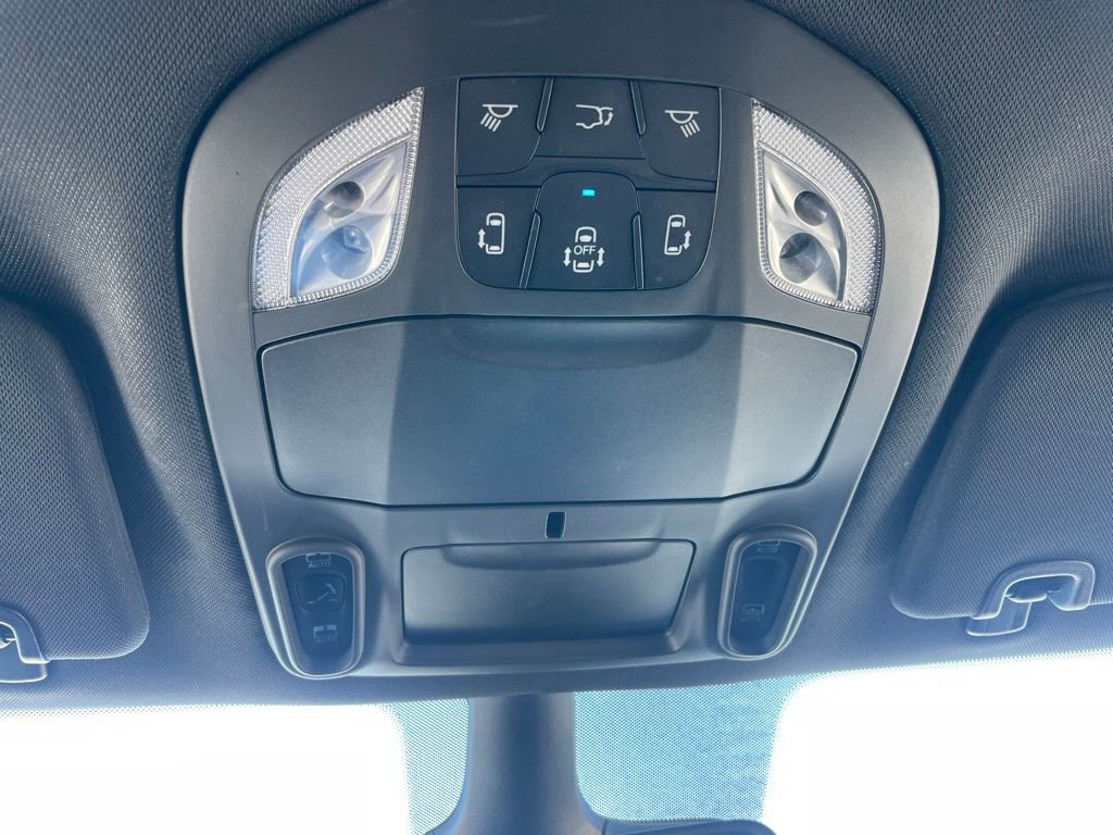 Used 2025 Chrysler Pacifica Limited image 19