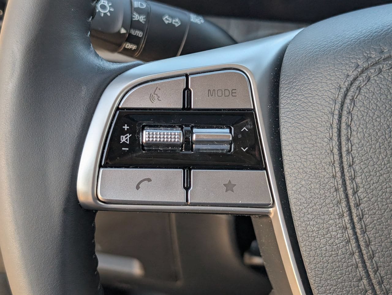 Used 2025 Kia Telluride EX w/ EX Captain's Chair Package FWD image 22
