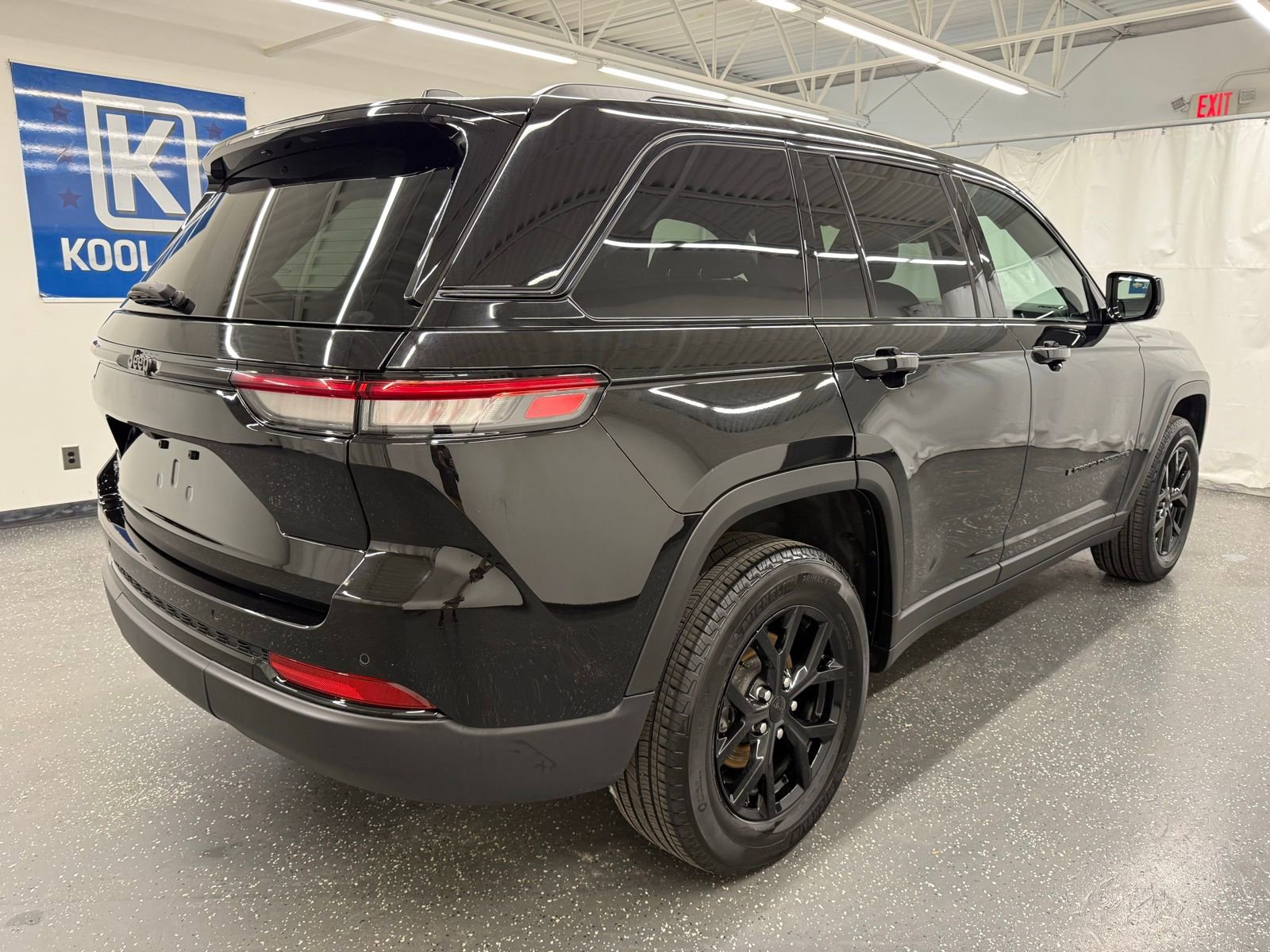 Used 2025 Jeep Grand Cherokee Altitude AWD/4WD image 2