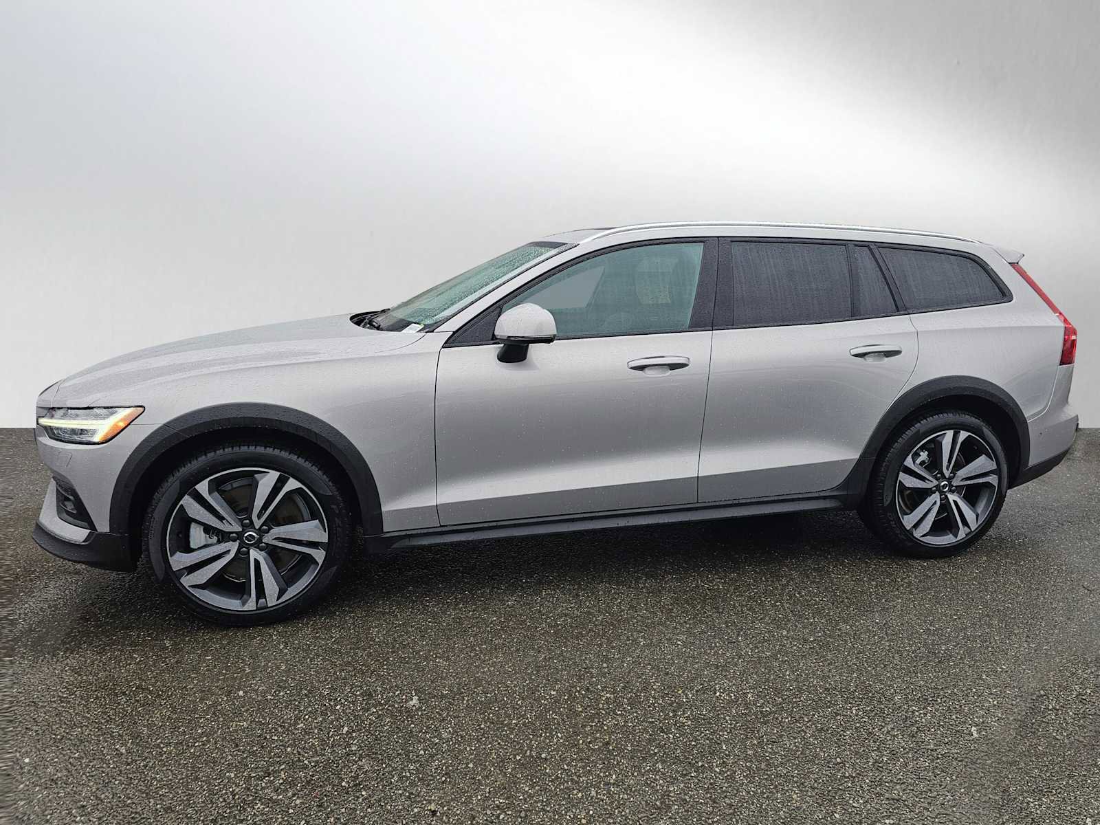 Certified 2025 Volvo V60 B5 Cross Country Plus image 6