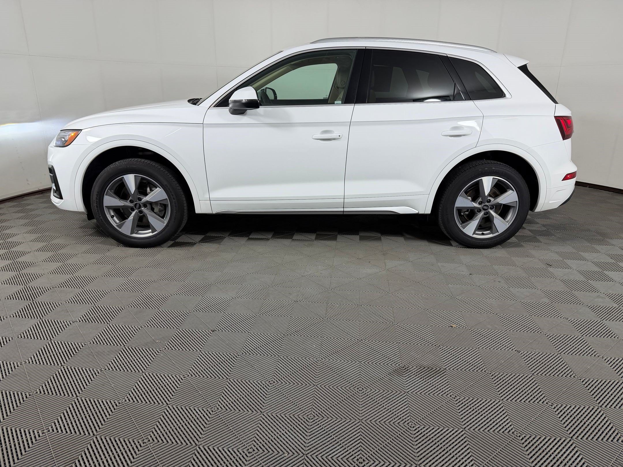 Certified 2023 Audi Q5 Premium w/ Convenience Package AWD/4WD image 2