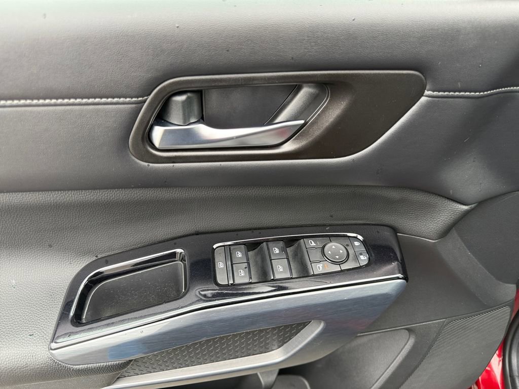 Used 2022 Nissan Pathfinder SL w/ SL Black Package image 11