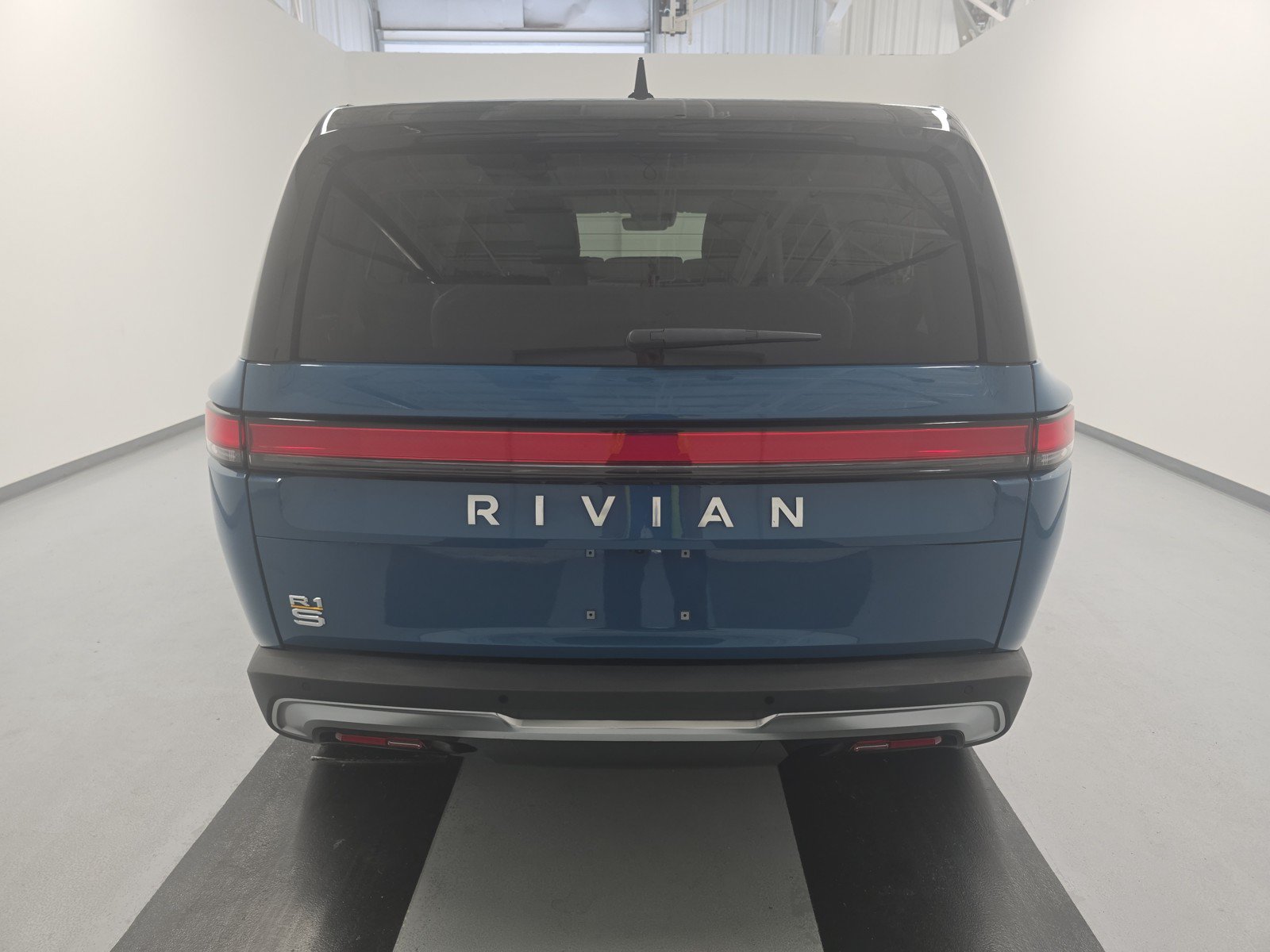 Used 2023 Rivian R1S Adventure AWD/4WD image 4