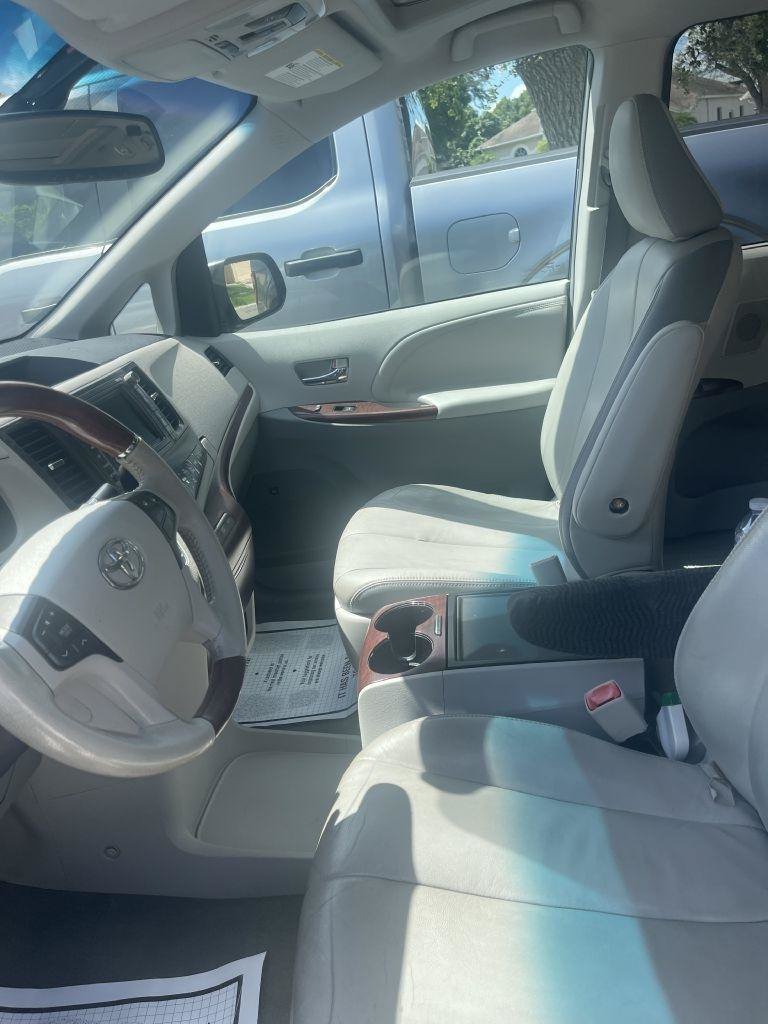 Used 2014 Toyota Sienna Limited w/ Limited Premium Package FWD image 21