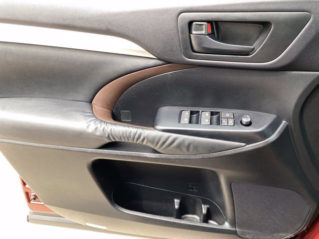 Used 2014 Toyota Highlander Plus AWD/4WD image 14