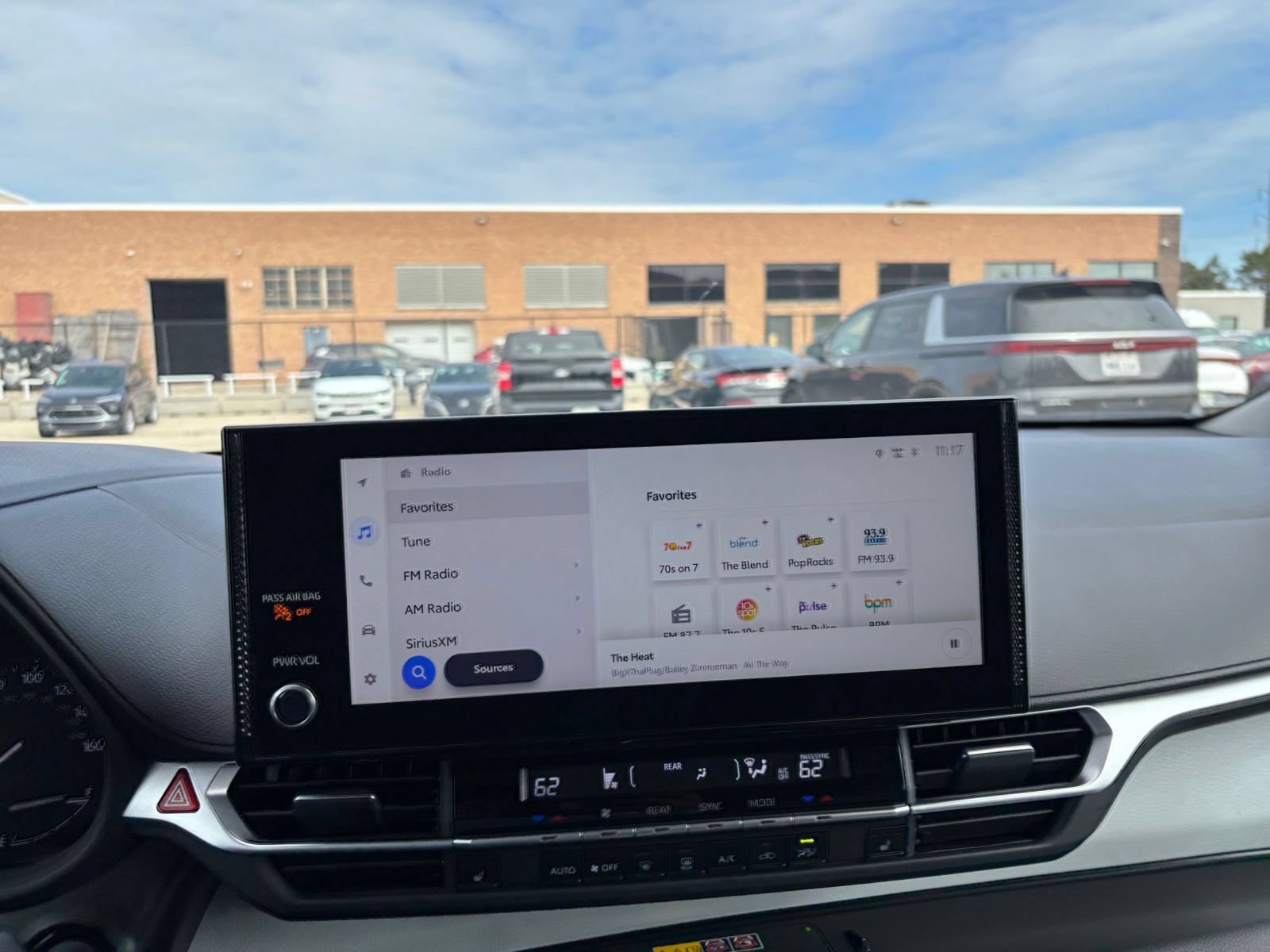 Used 2025 Toyota Sienna XLE FWD image 16