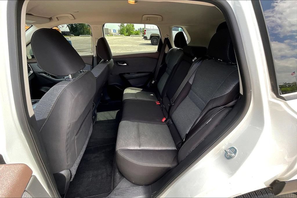 Used 2022 Nissan Rogue SV FWD image 7