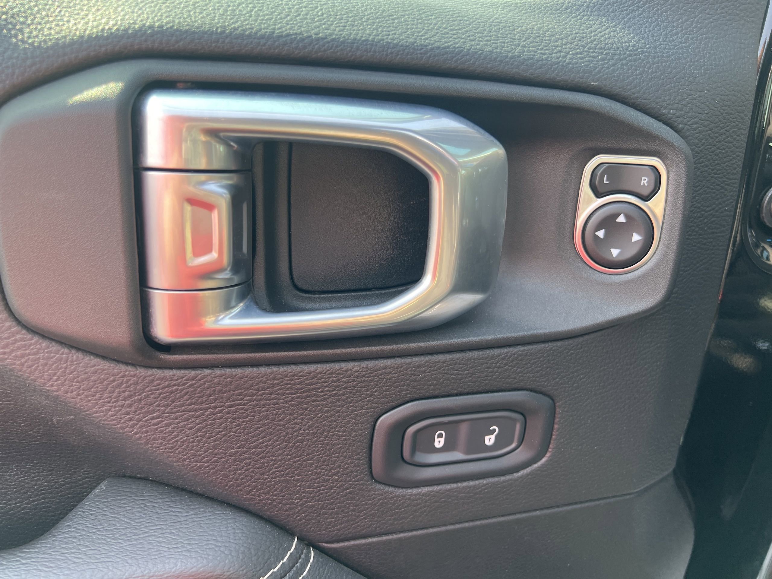 Used 2022 Jeep Wrangler Unlimited Sahara w/ Cold Weather Group AWD/4WD image 20