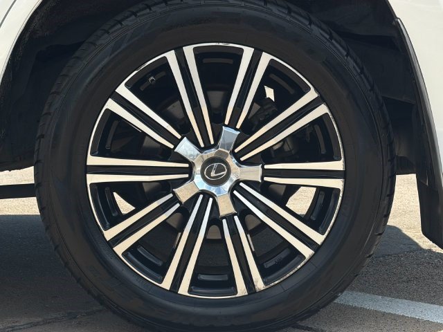 Used 2019 Lexus LX 570 4WD w/ Luxury Package image 34