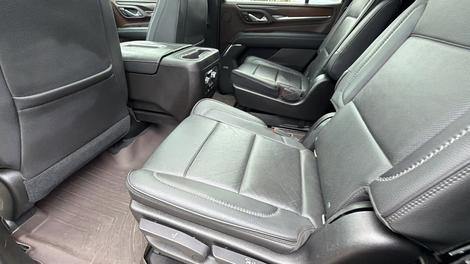 Used 2021 GMC Yukon Denali w/ Denali Ultimate Package AWD/4WD image 17