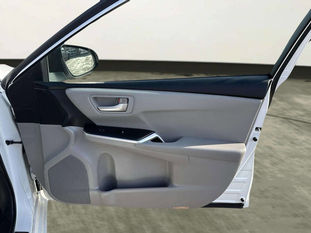 Used 2015 Toyota Camry SE FWD image 17