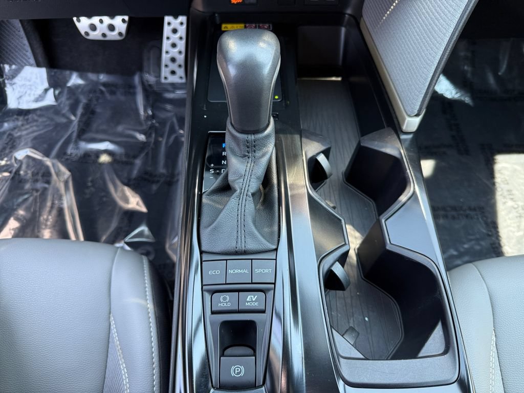 Used 2025 Toyota Camry SE w/ Convenience Package FWD image 17
