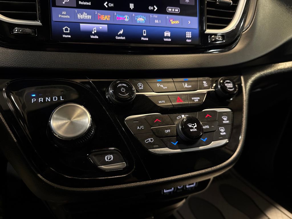 Used 2025 Chrysler Pacifica Select image 21