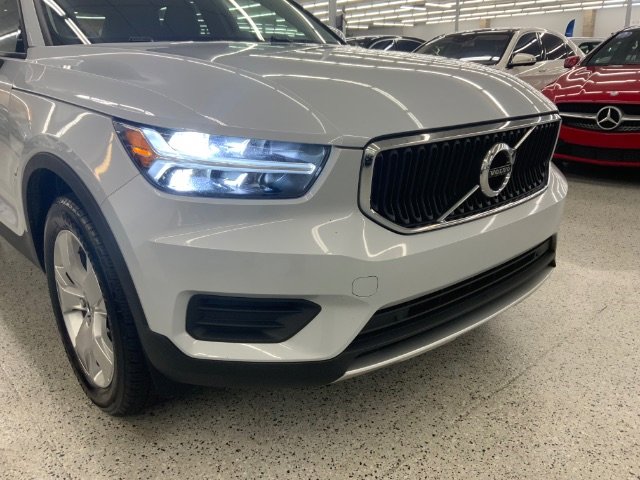 Used 2022 Volvo XC40 T4 Momentum image 37
