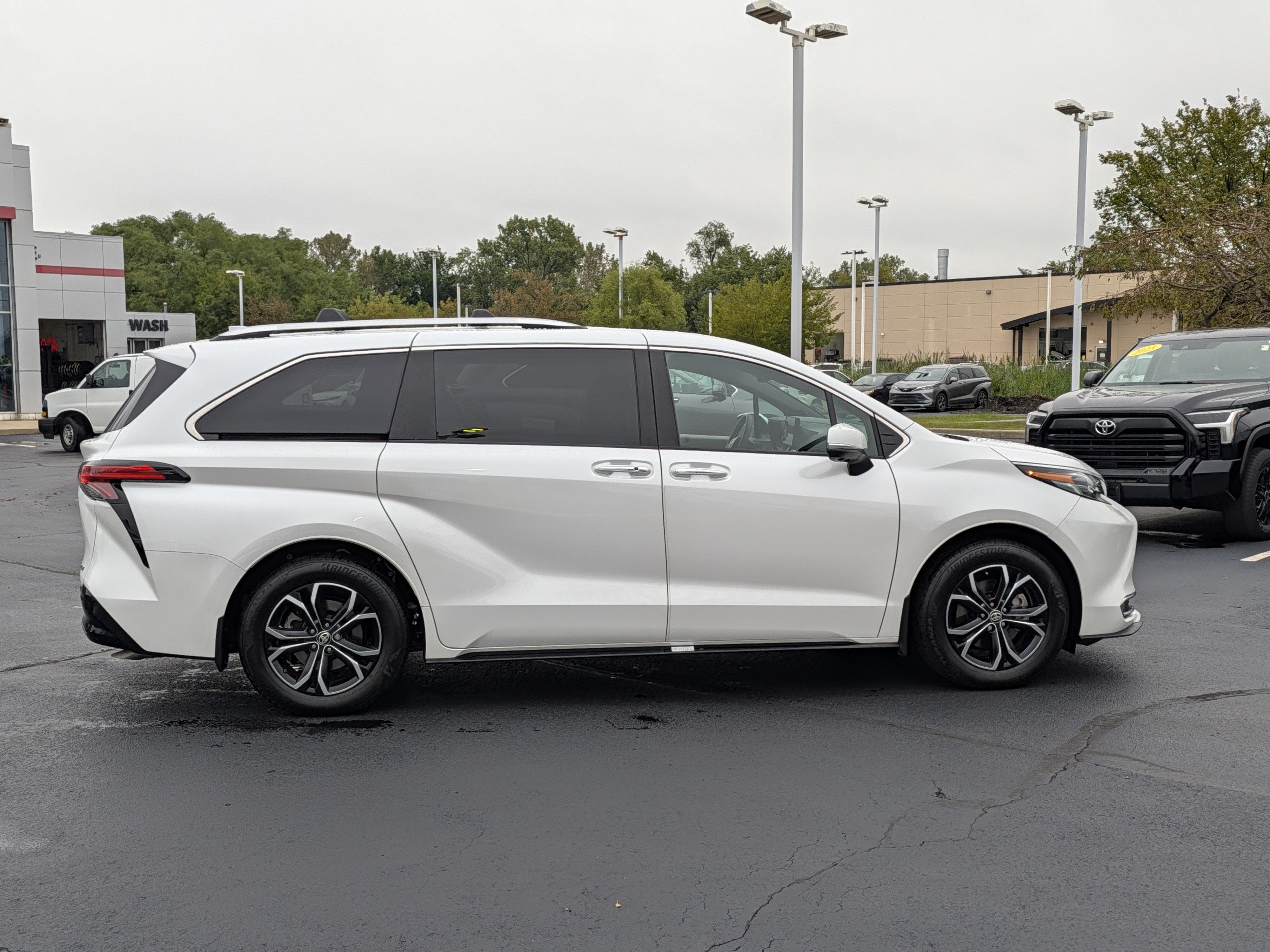 Used 2025 Toyota Sienna Platinum AWD/4WD image 9