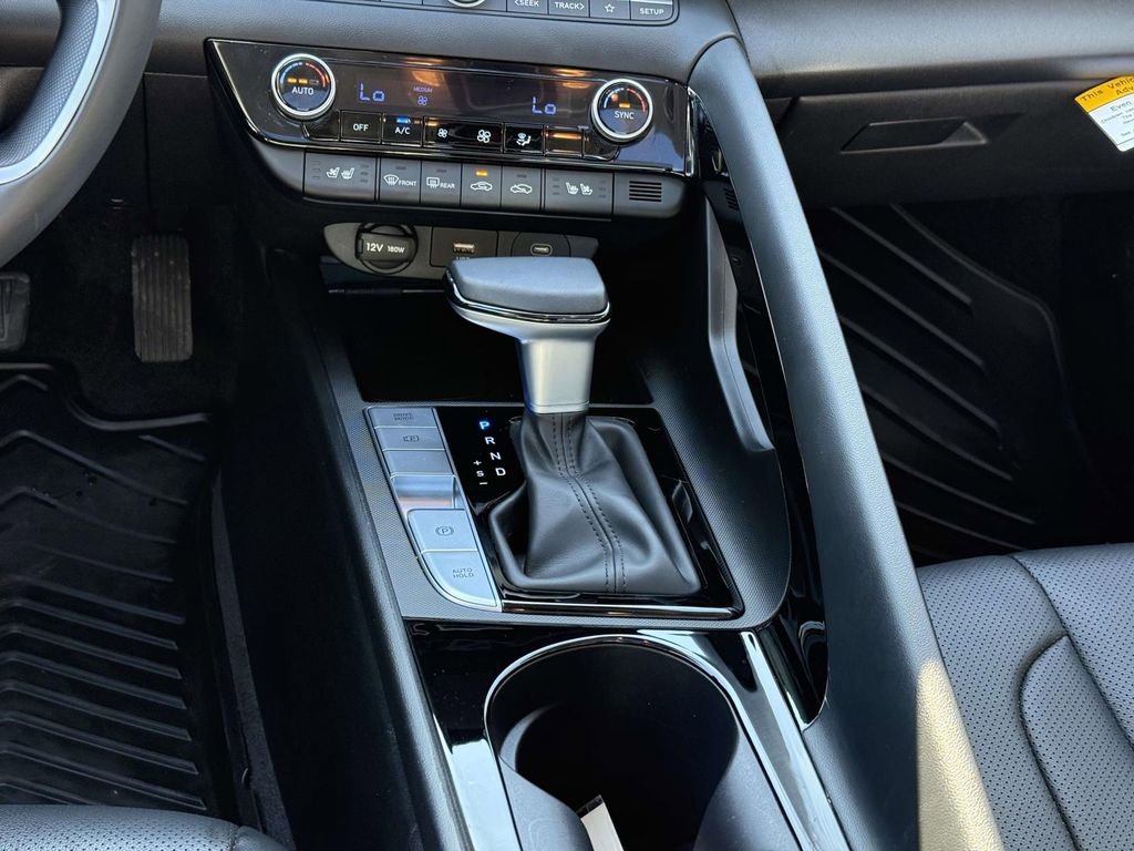 Used 2025 Hyundai Elantra Limited image 19