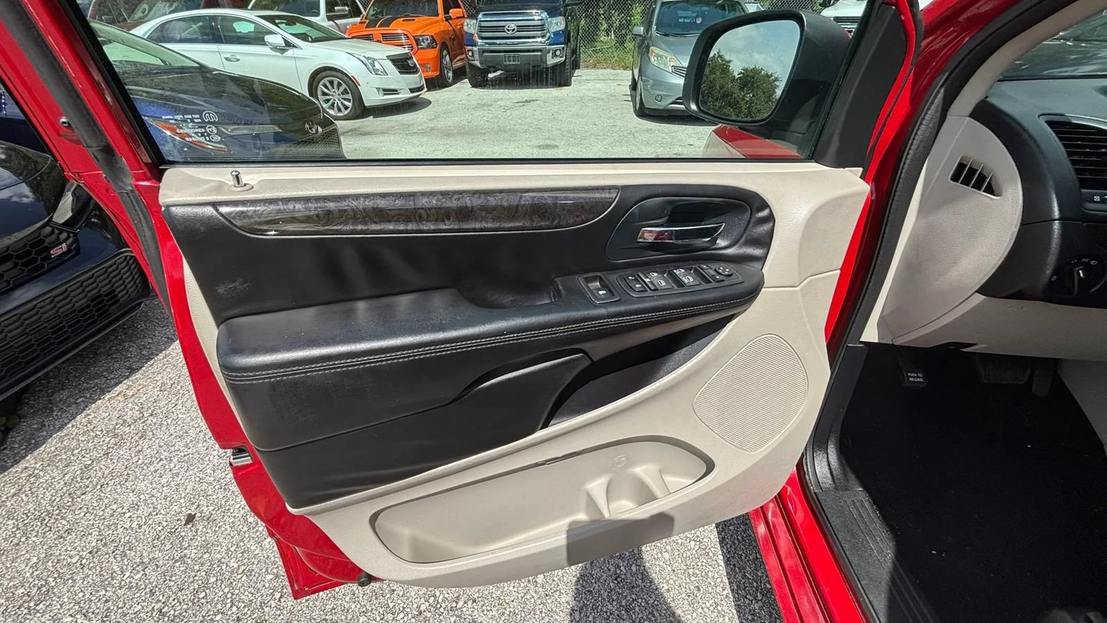 Used 2013 Dodge Grand Caravan SXT FWD image 12