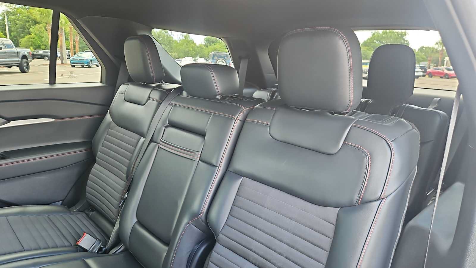 Used 2025 Ford Explorer ST-Line w/ ST-Line Street Pack AWD/4WD image 25