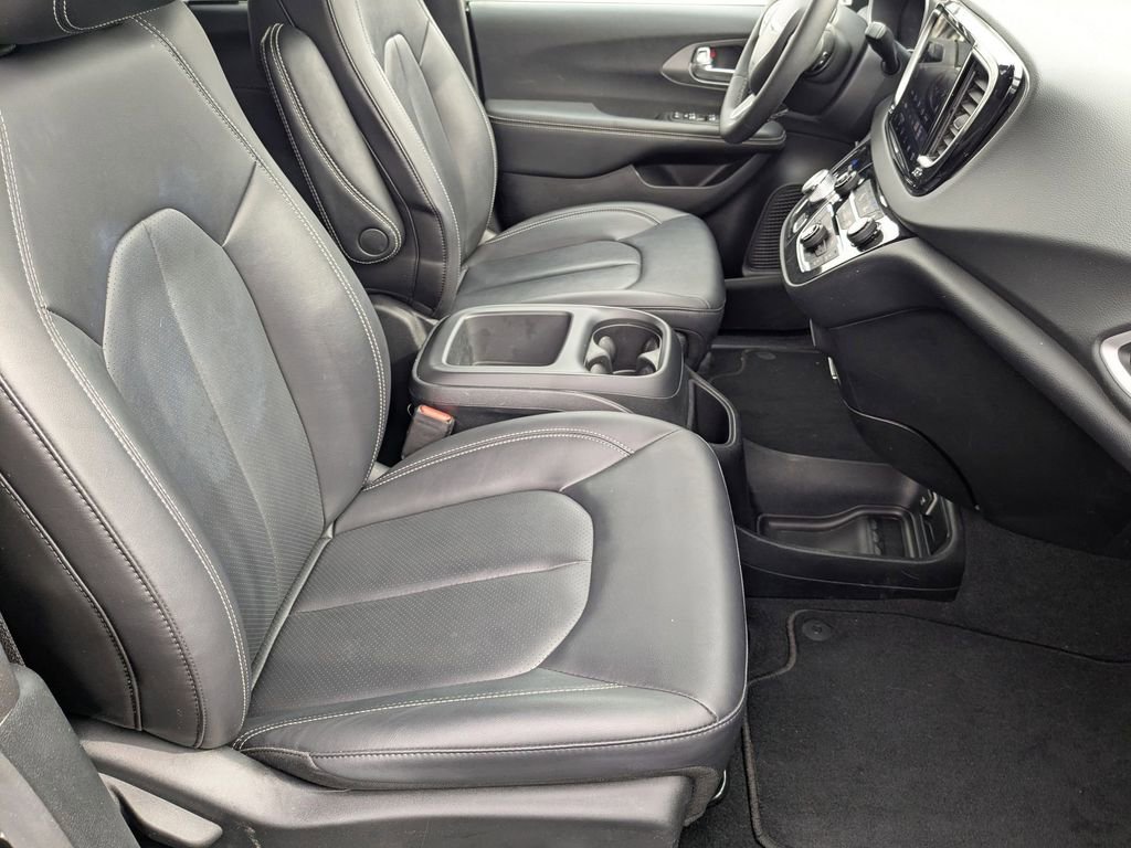 Used 2025 Chrysler Pacifica Select image 32