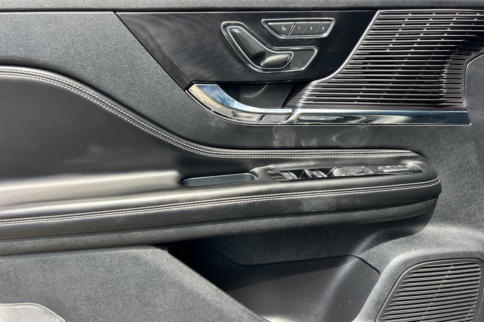 Used 2022 Lincoln Corsair FWD image 11