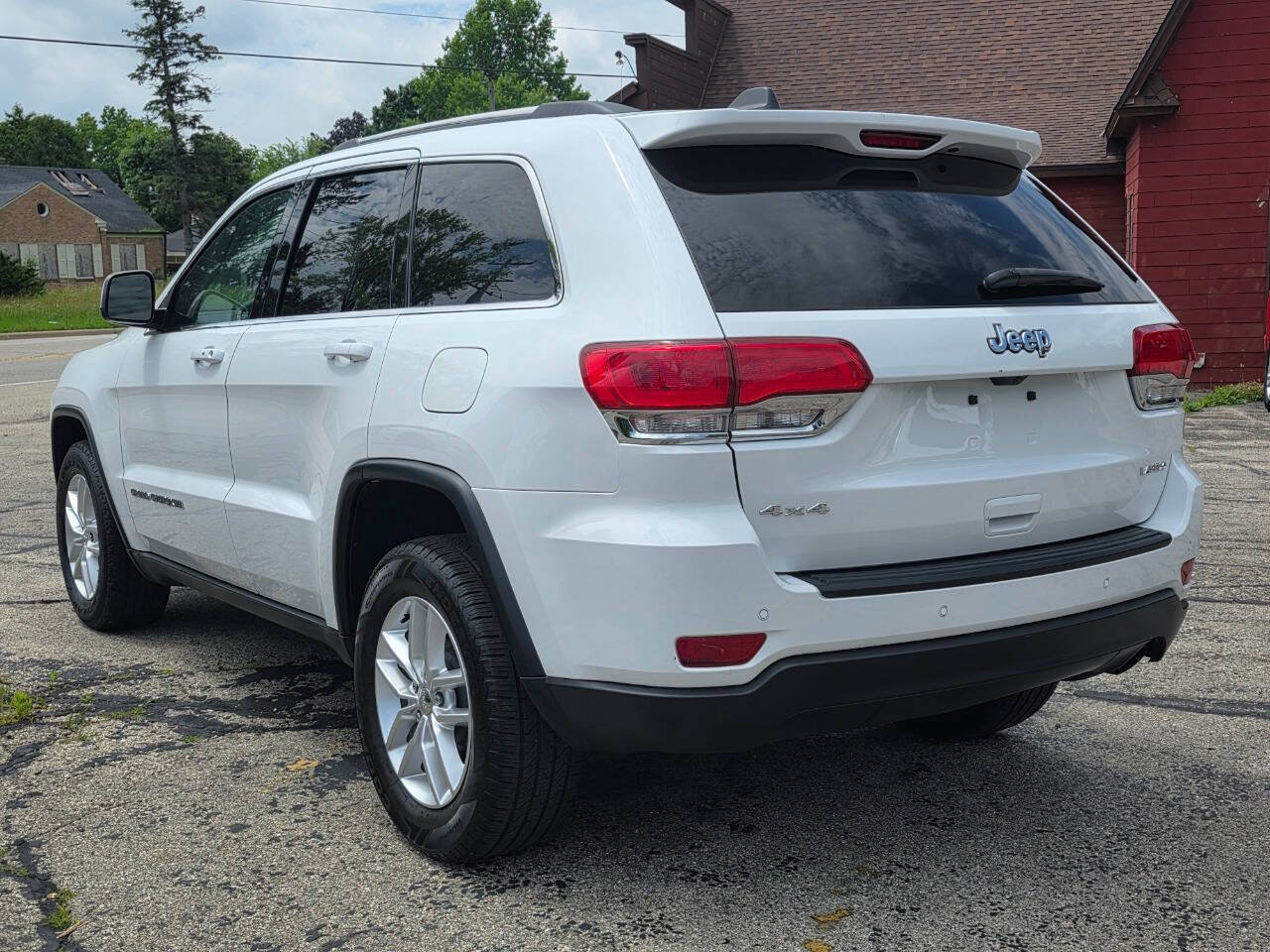 Used 2017 Jeep Grand Cherokee Laredo w/ Quick Order Package 23E AWD/4WD image 4