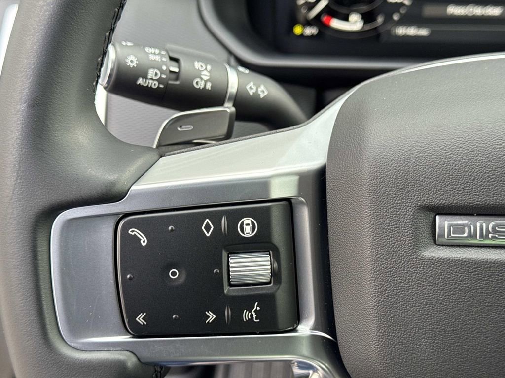 Certified 2025 Land Rover Discovery Dynamic SE image 28