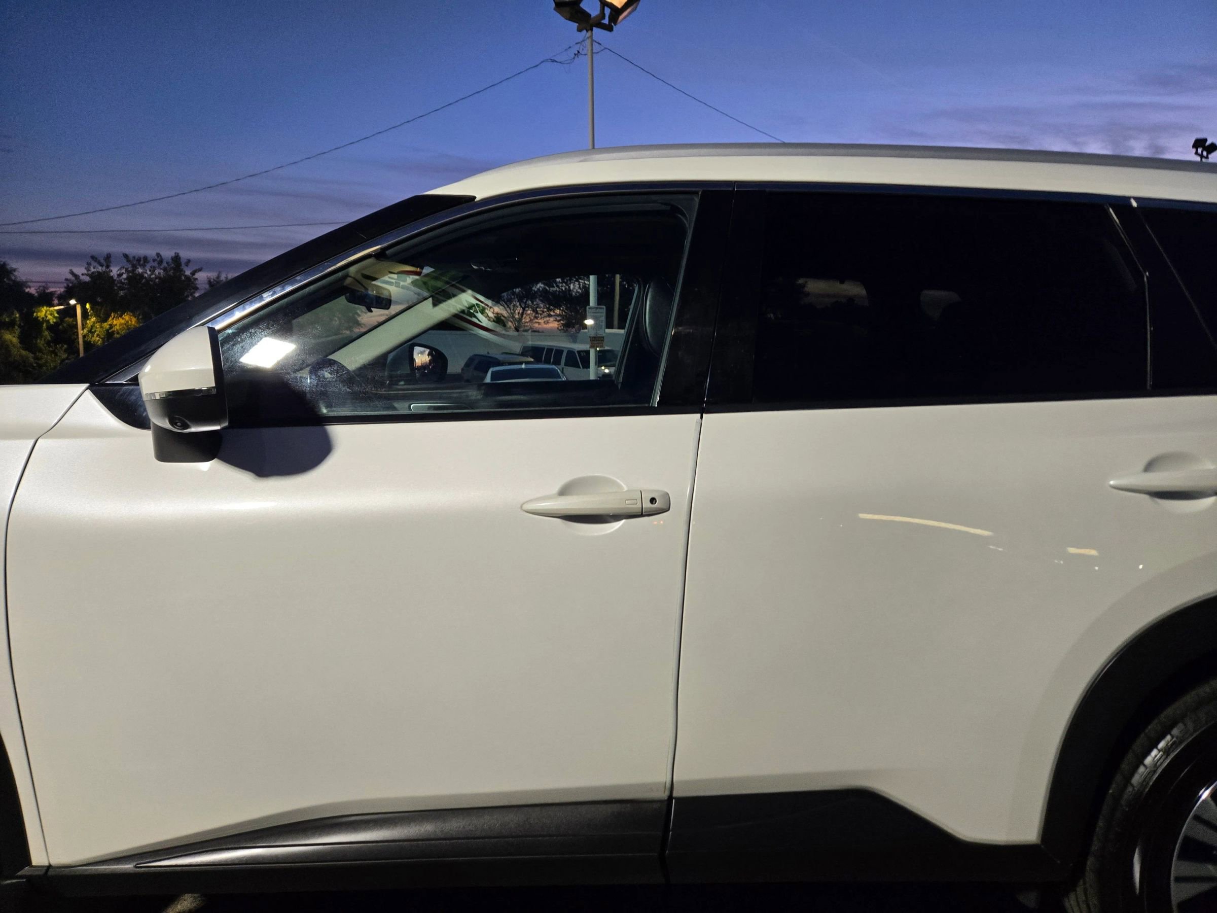 Used 2021 Nissan Rogue SV w/ Premium Package image 3