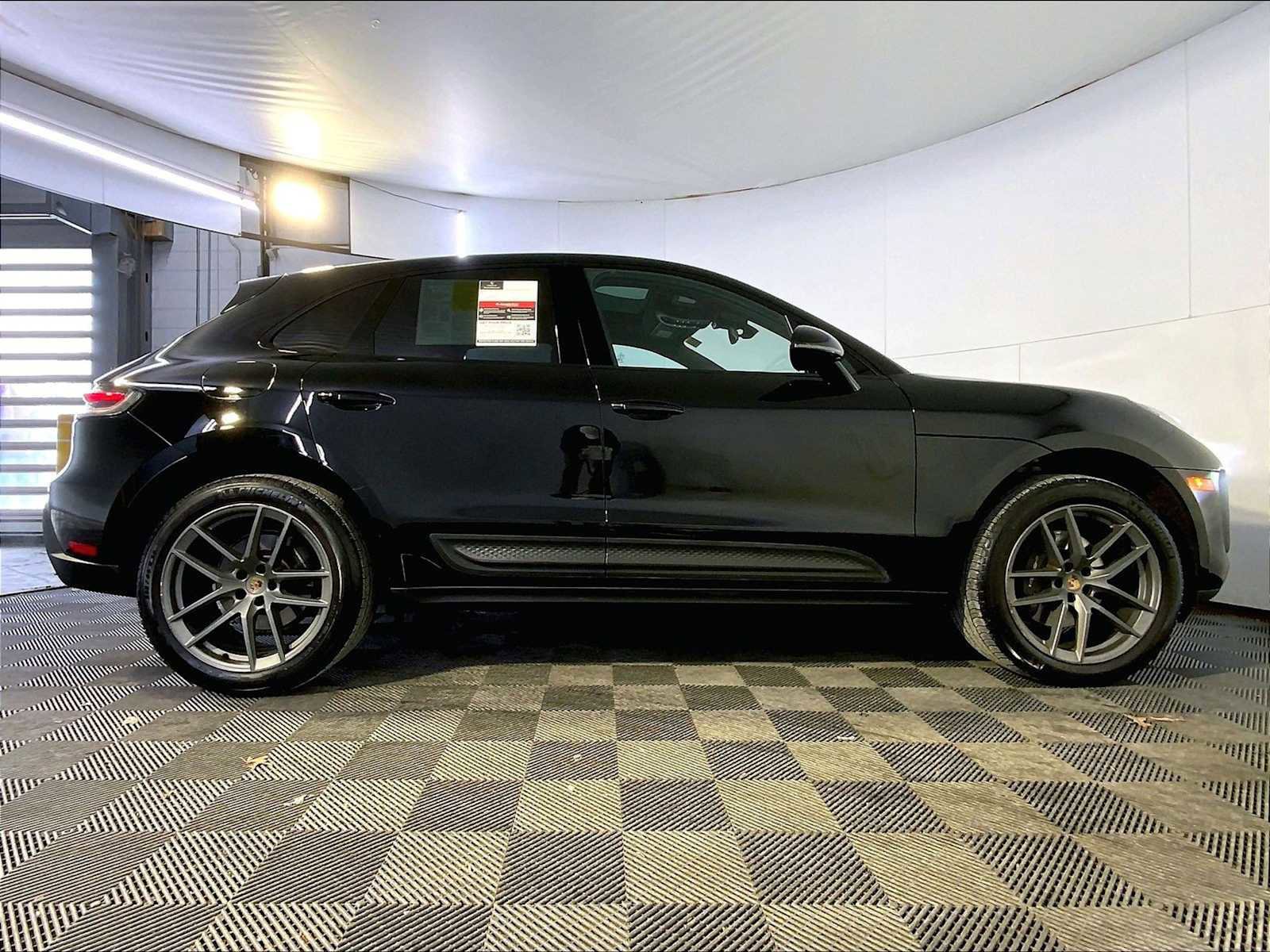 Certified 2024 Porsche Macan image 8