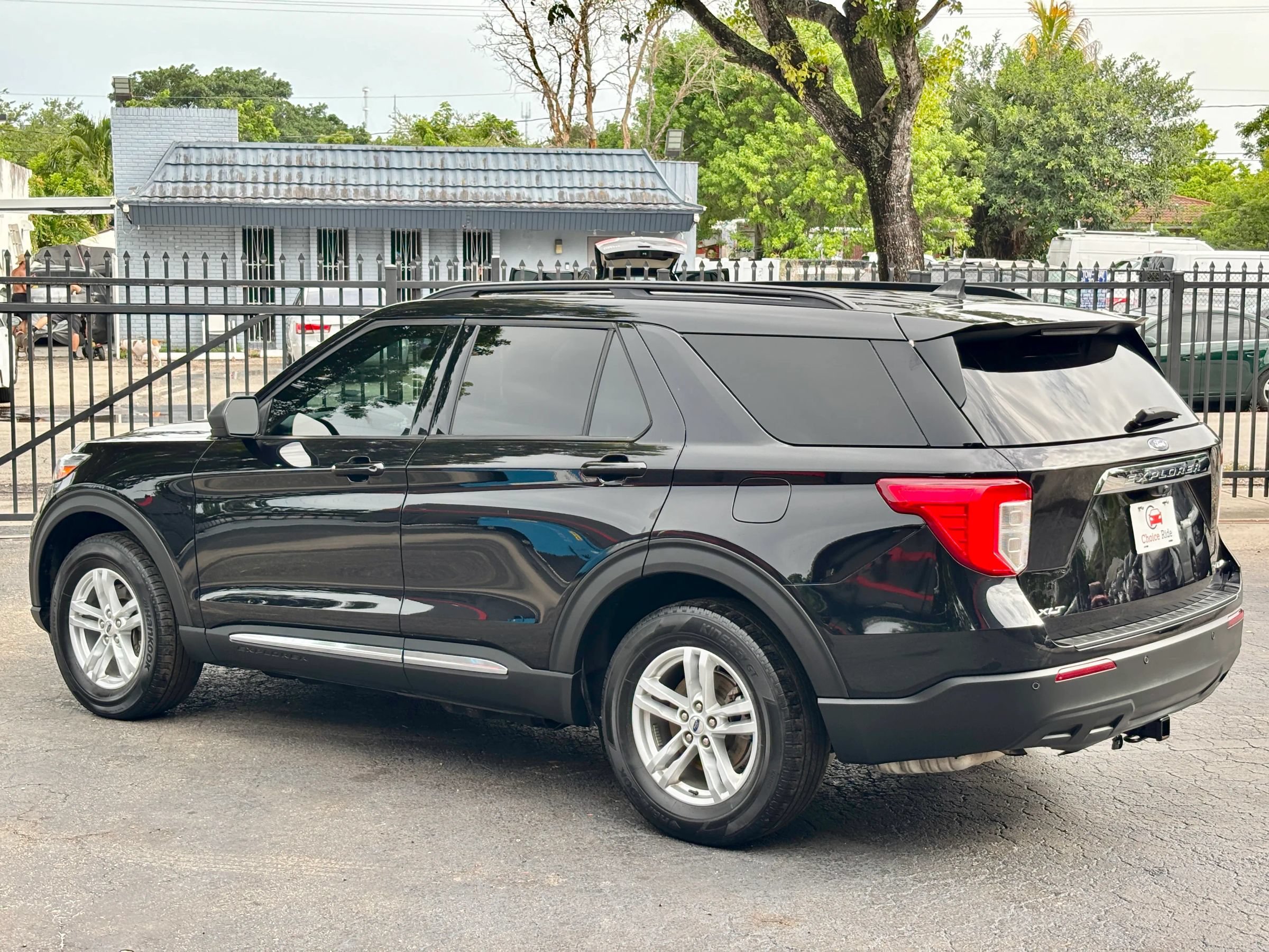 Used 2024 Ford Explorer XLT AWD/4WD image 4