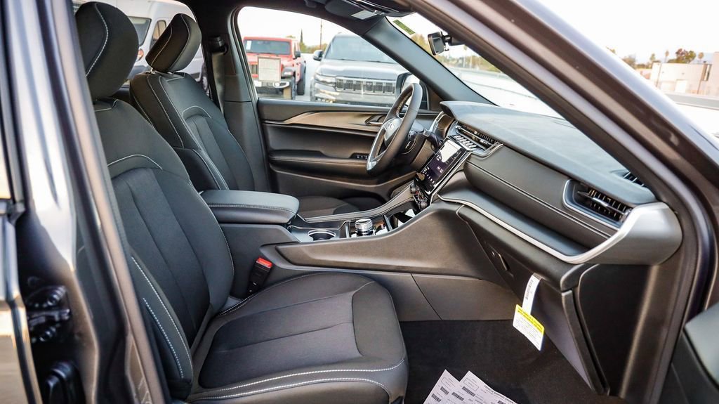 New 2025 Jeep Grand Cherokee L Laredo w/ Luxury Tech Group I image 18