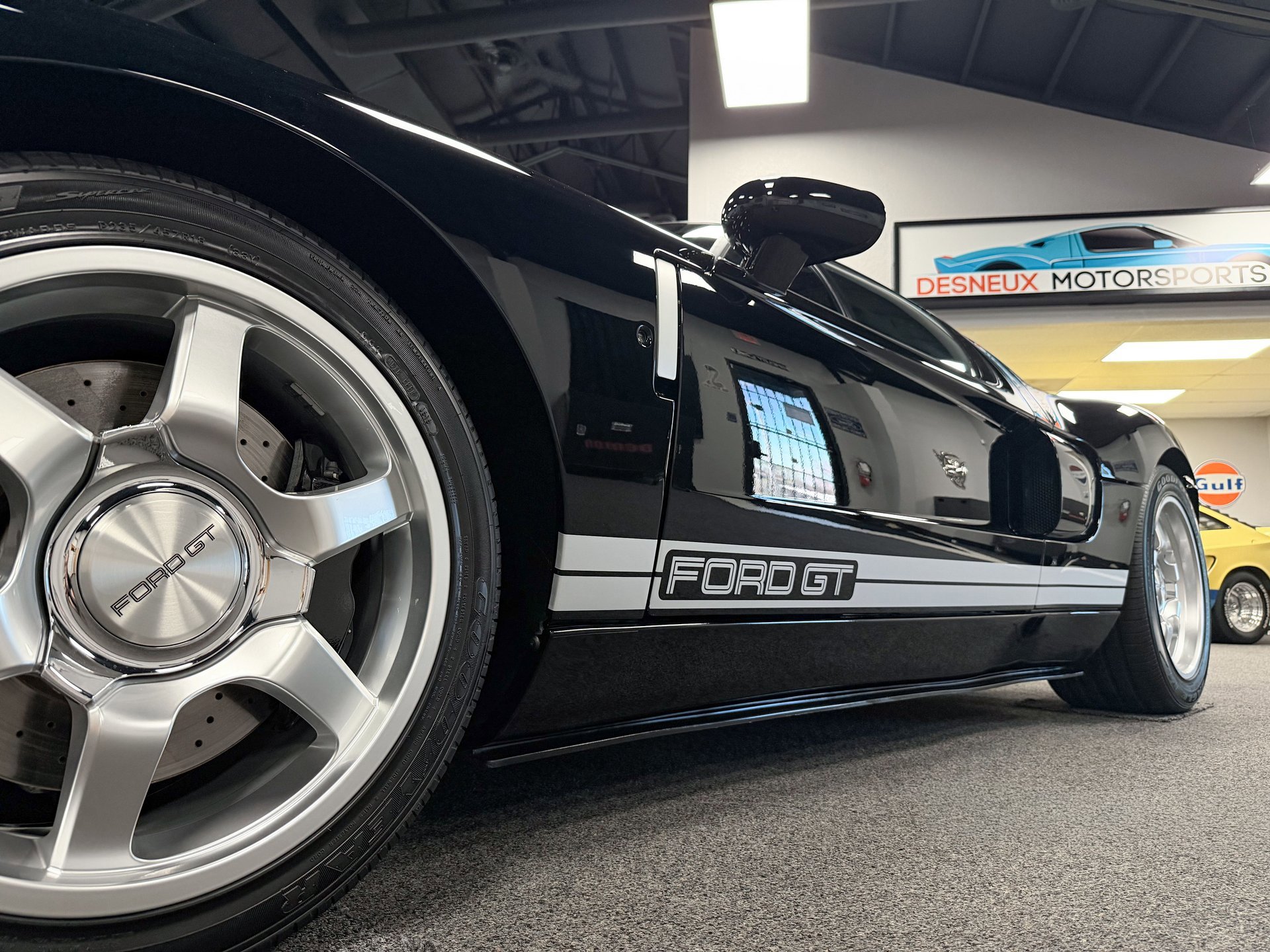 Used 2005 Ford GT RWD image 34
