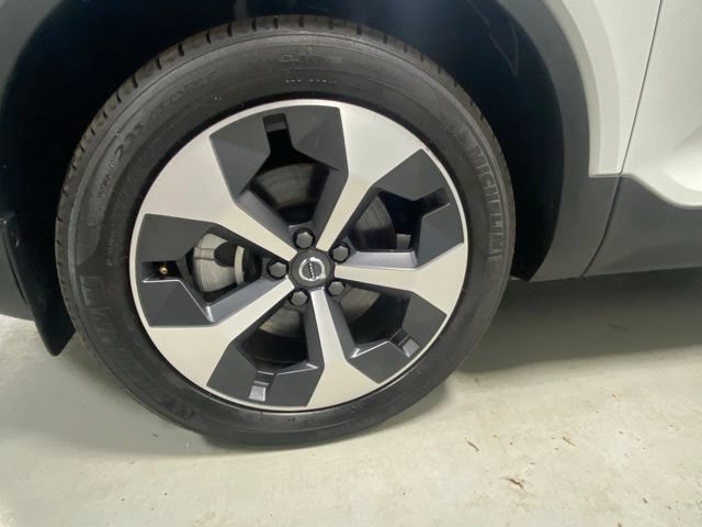 Certified 2025 Volvo XC40 B5 Plus AWD/4WD image 4
