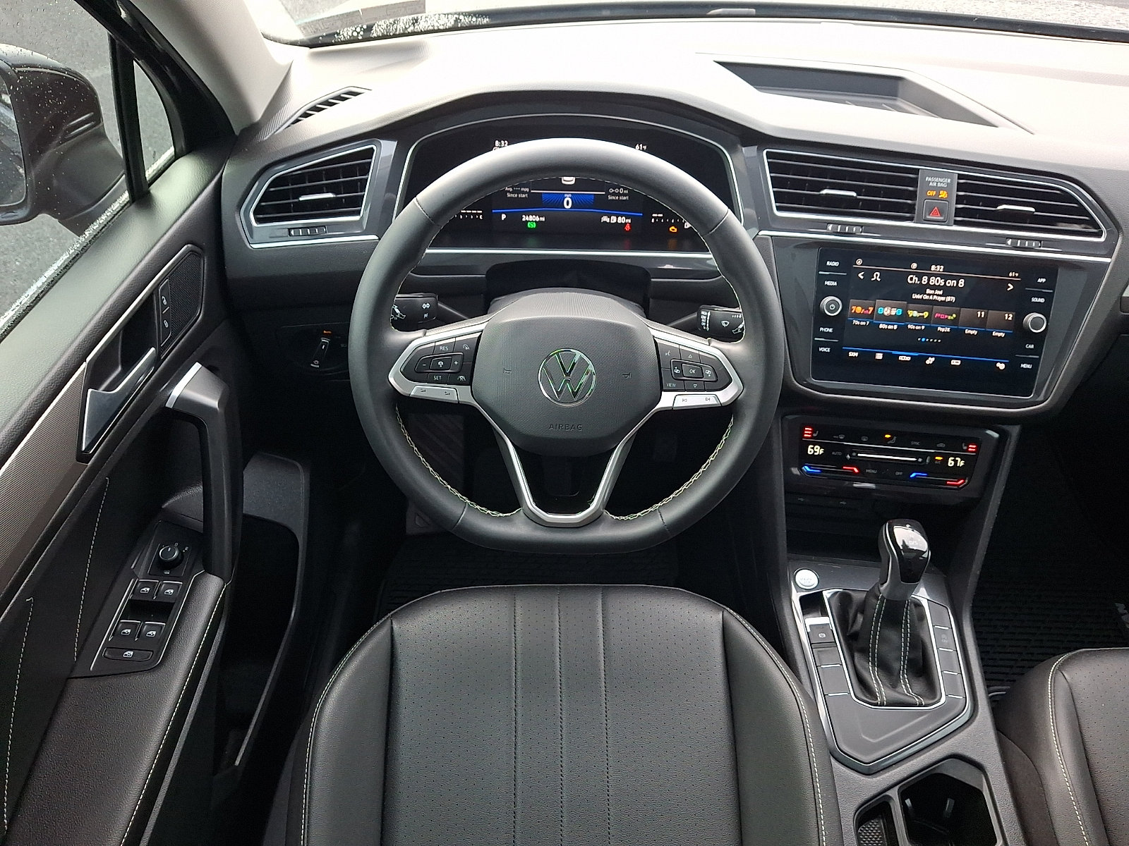 Used 2023 Volkswagen Tiguan SE w/ Panoramic Sunroof Package FWD image 12