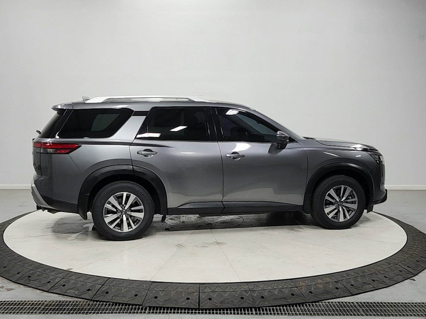 Used 2022 Nissan Pathfinder SL w/ Lighting Package (N92) image 8