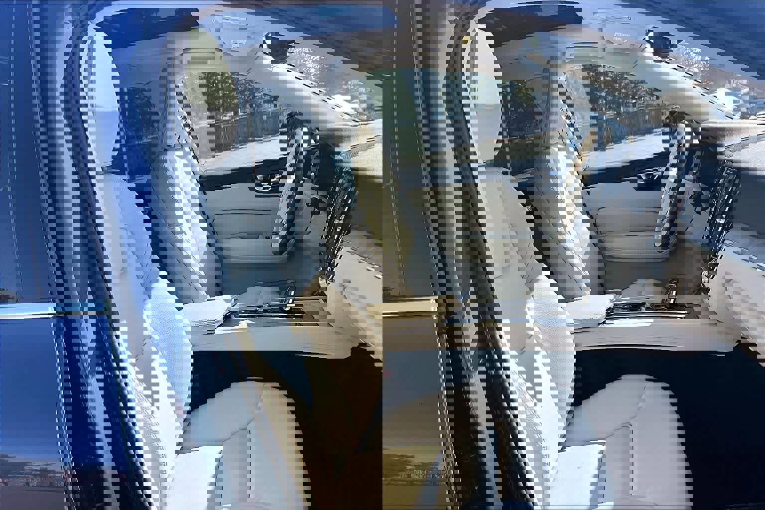 Used 2023 Volvo XC60 T8 Plus w/ Protection Package Premier image 10