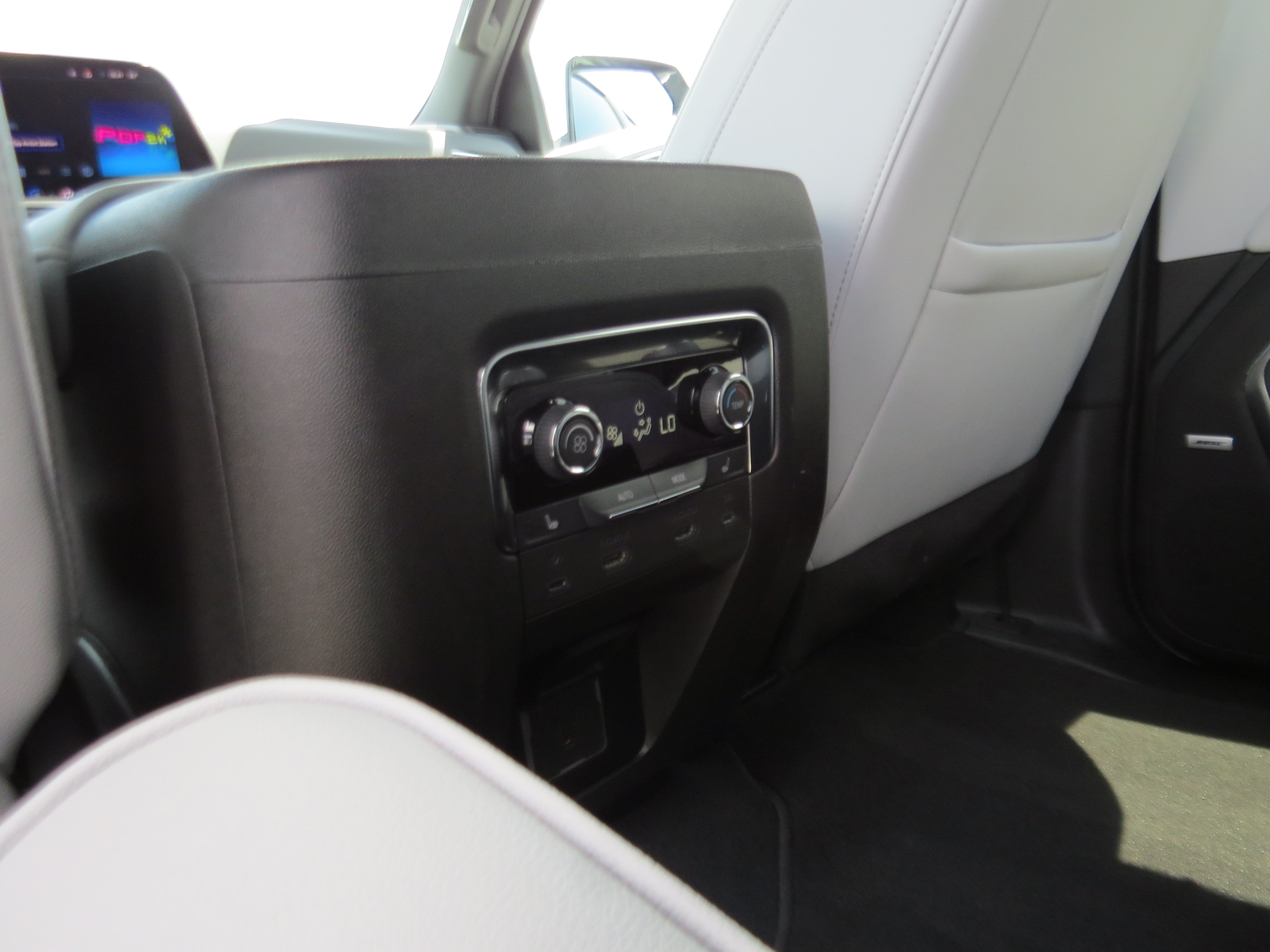 Used 2025 Chevrolet Suburban Premier AWD/4WD image 18