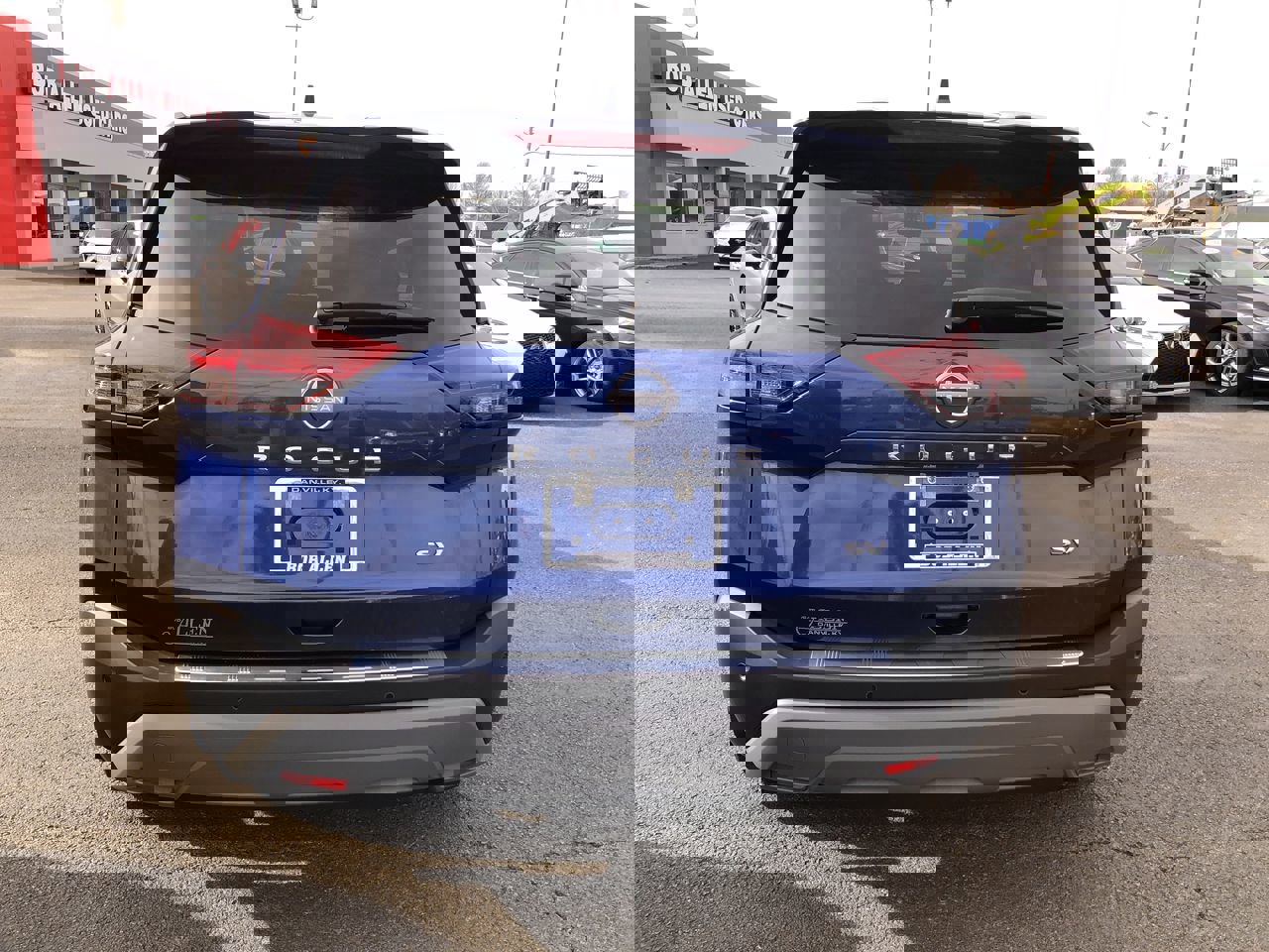 Used 2023 Nissan Rogue SV w/ SV Premium B Package image 11